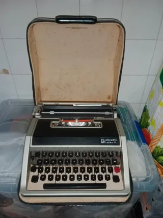 Máquina de escribir Olivetti Lettera DL