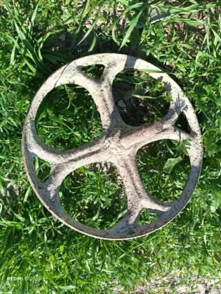 Rueda antigua de hierro fundido