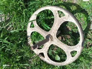 Rueda antigua de hierro fundido