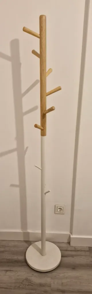 Perchero de madera y metal