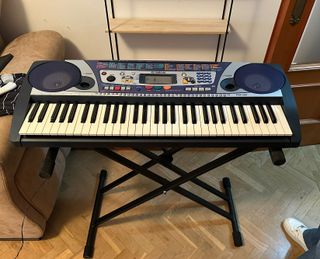 Organo Yamaha PSR 260 con soporte. Muy buen estado