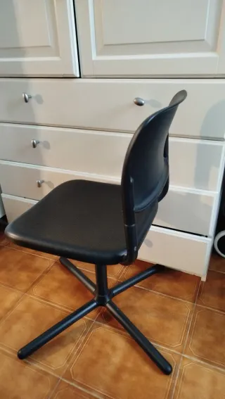 Silla giratoria de oficina negra