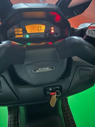 Suzuki Burgman 650 Maxi Scooter Gris