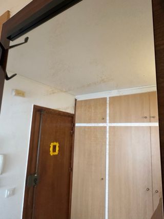 Perchero de madera con espejo