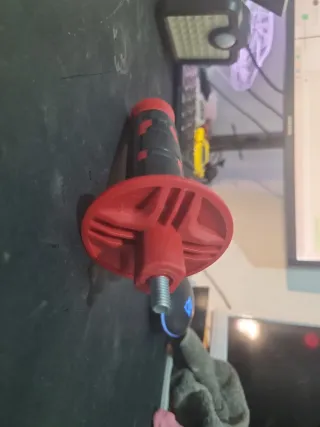 Puño de taladro rojo y negro