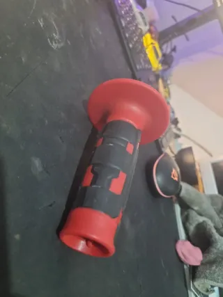 Puño de taladro rojo y negro