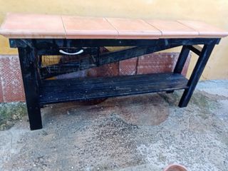 Mesa de jardín de madera y terracota