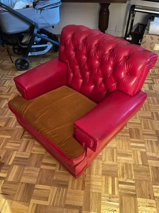 Sofá 3 plazas y butacones de sky rojo.