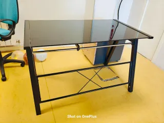 Escritorio de cristal y metal