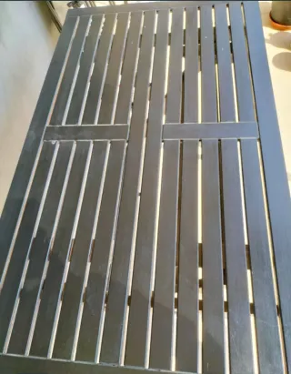 Mesa de jardín de madera y metal