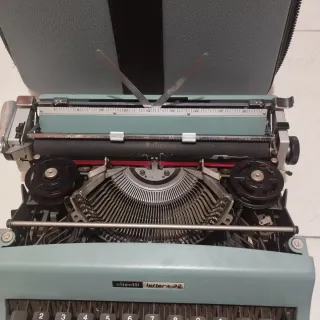 Macchina da scrivere Olivetti Lettera 32 full set