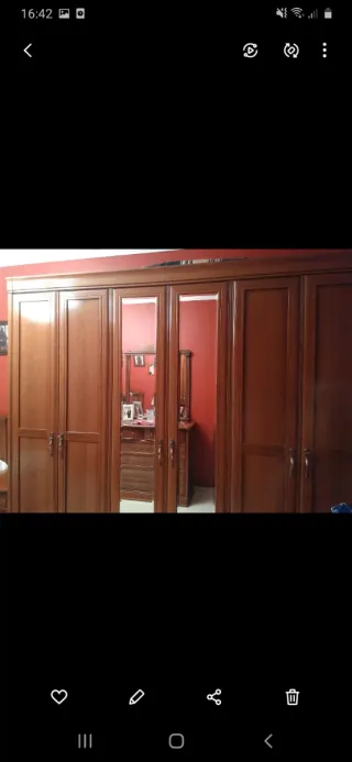 Armario de madera con espejo