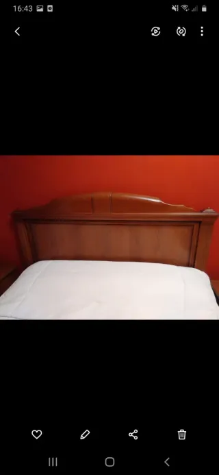 Armario de madera con espejo