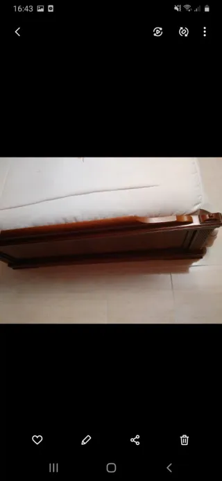 Armario de madera con espejo