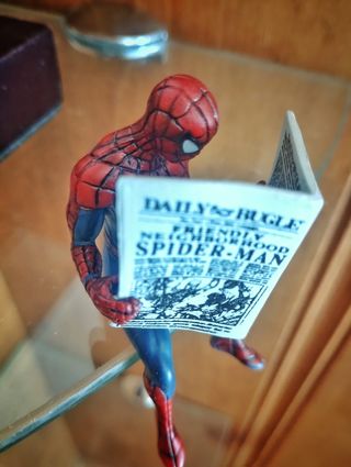 Figura muñeco Spiderman con periódico