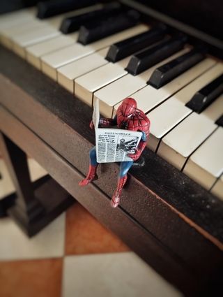 Figura muñeco Spiderman con periódico