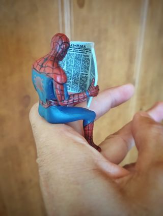 Figura muñeco Spiderman con periódico