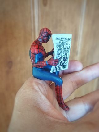 Figura muñeco Spiderman con periódico
