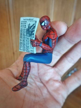 Figura muñeco Spiderman con periódico