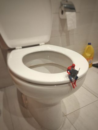 Figura muñeco Spiderman con periódico