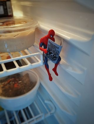 Figura muñeco Spiderman con periódico