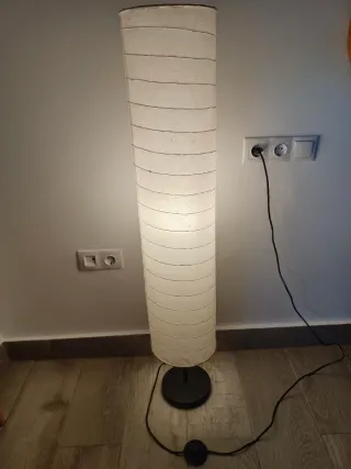 Lámpara de pie de papel y aluminio