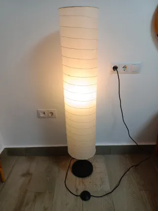 Lámpara de pie de papel y aluminio