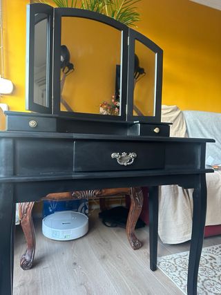 Tocador negro con espejo
