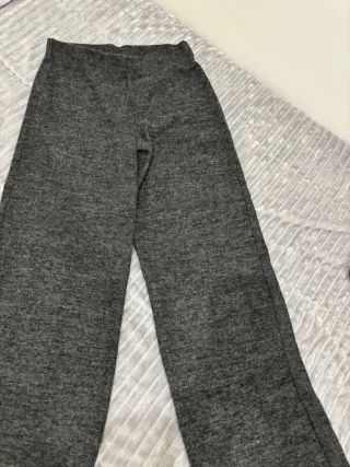 Pantalón gris de punto ancho