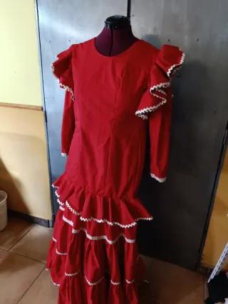 Traje de flamenca rojo con volantes