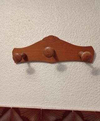 2 Percheros de Madera