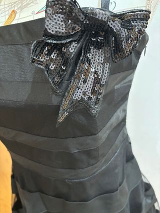 Vestido negro con tirantes y lazo