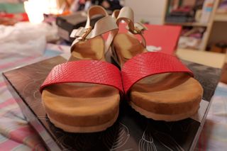 Sandali con cinturino beige e rosso