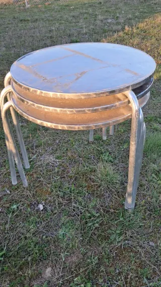 Mesa de aluminio plateada Redonda y cuadrada