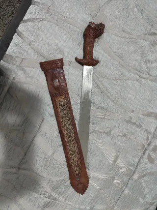 Cortacañas antiguo con funda decorada