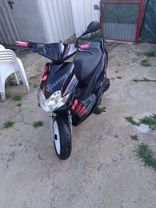 Yamaha Jog RR Scooter Negra y Rosa