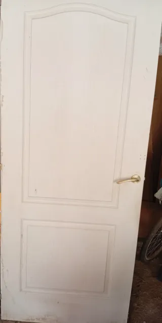 Puerta madera blanca con manilla dorada