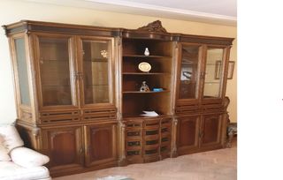 Aparador de madera y cristal