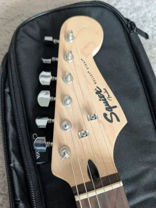 Fender Squier Guitarra Eléctrica con funda.