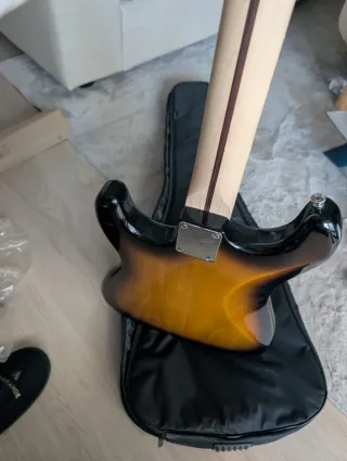 Fender Squier Guitarra Eléctrica con funda.