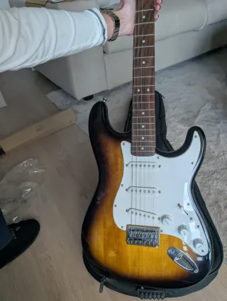 Fender Squier Guitarra Eléctrica con funda.