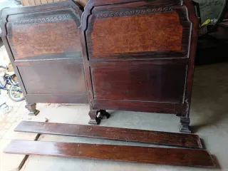 Cama y mesa de noche Art Decó de Raíz Nogal