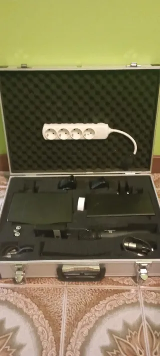 Maletín plateado para micrófono