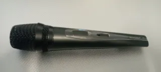 Maletín plateado para micrófono