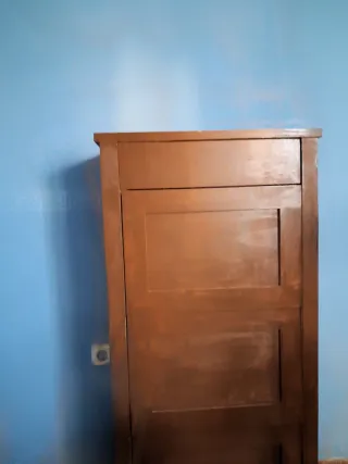 Zapatero de madera marrón