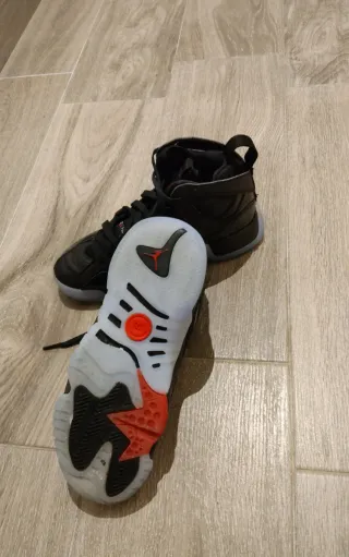 Zapatillas Jordan Negras y Rojas