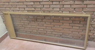 Puerta de cristal con marco dorado