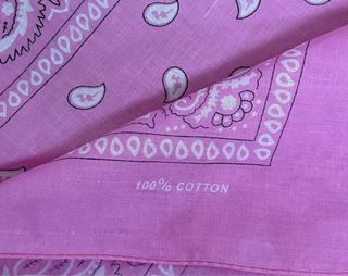 Pañuelo bandana rosa estampado cachemir