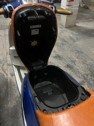 Peugeot Django 2023, Scooter Azul y Marrón