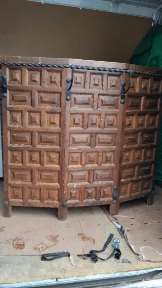 Barra de bar y alacena de madera